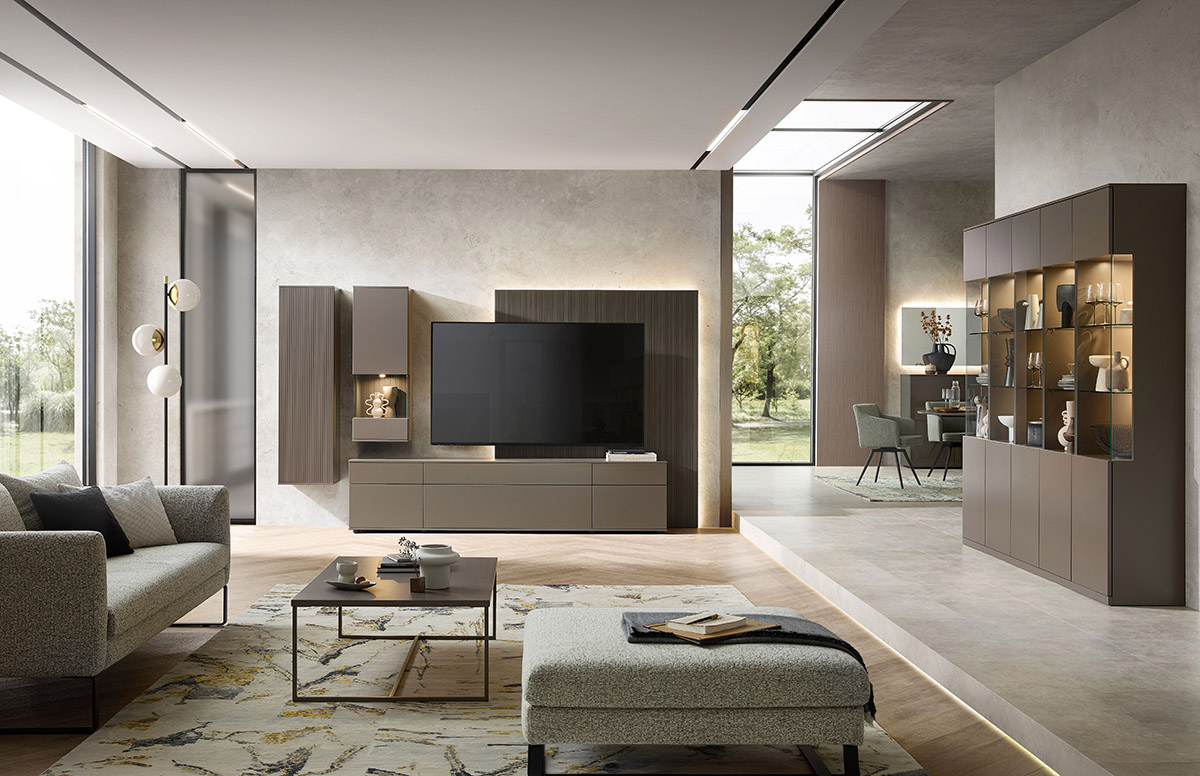 35986; Vorschlag mit Sockelgleitern; B/H/T 345 cm x 200 cm x 49,4 cm; Lack Terra, Feinschliff-Furnier Grigio Deepline; Griff: Push to open
35985; Vitrine; B/H/T 225 cm x 217,3 cm x 39,8 cm; Lack Terra, Feinschliff-Furnier Grigio Deepline
83747; Couchtisch mit Kufen; B/H/T 120 cm x 39,6 cm x 75 cm; Gestell: Lack Terra; Tischplatte: Feinschliff-Furnier Grigio Deepline