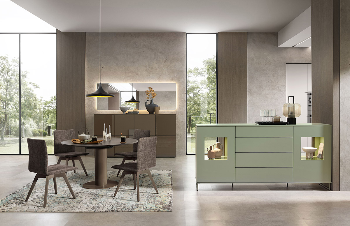 85368; Wandspiegel eckig 2R
35987; Sideboard mit Sockelgleitern; B/H/T 210 cm x 113,3 cm x 39,8 cm; Lack Terra HG; Griffplatte: Feinschliff-Furnier Grigio; Griff: Push to open
94577; Esstisch mit runder Platte; H/Ø 75 cm x 125 cm; Lack Terra; Tischplatte: Feinschliff-Furnier Grigio
93798; Stuhl R5 mit Holzgestell Sitzschale ohne Armlehne; B/H/T/SH/ST 49 cm x 87,5 cm x 58 cm x 48 cm x 44cm; Lack Terra, Trend 2 Clay 023
35983; Sideboard mit Kufen als Raumteiler; B/H/T 210 cm x 102,9 cm x 52,3 cm; Lack Salbei; Kufen: Lack Salbei; Griff: Push to open
