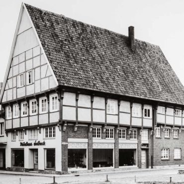 Aufnahme der Sudbrock-Tischlerei mit Möbelhaus im Jahr 1958.